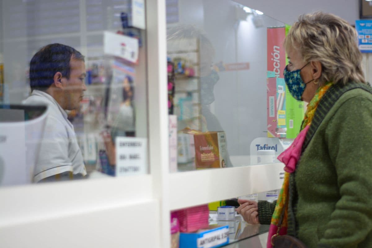 Patientin holt ihr Medikament in der Apotheke ab