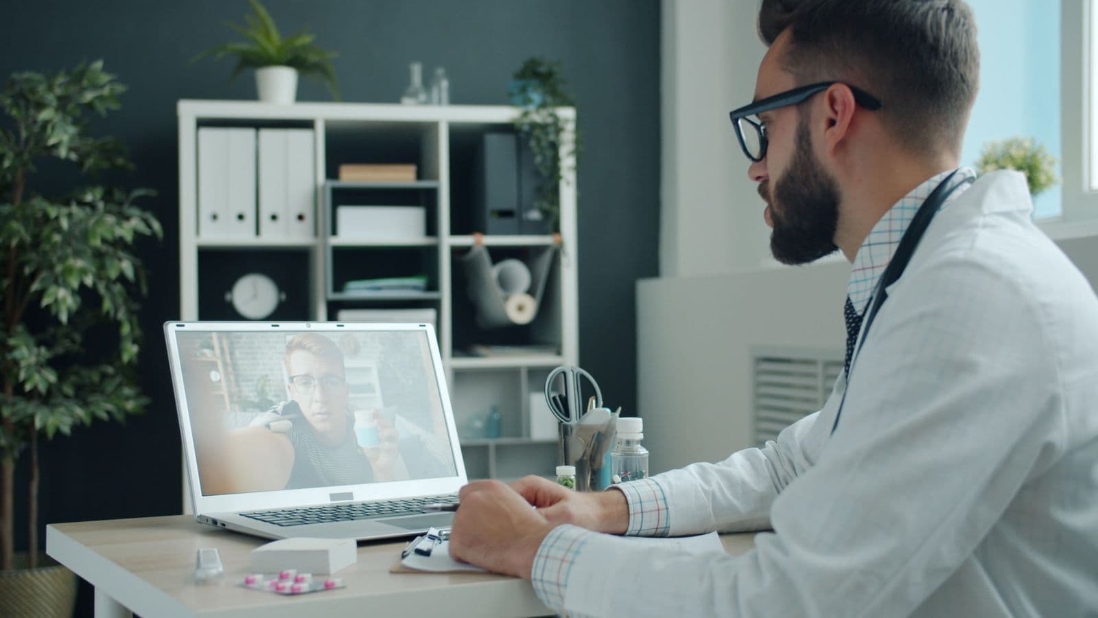 Arzt in einer Videosprechstunde am Laptop